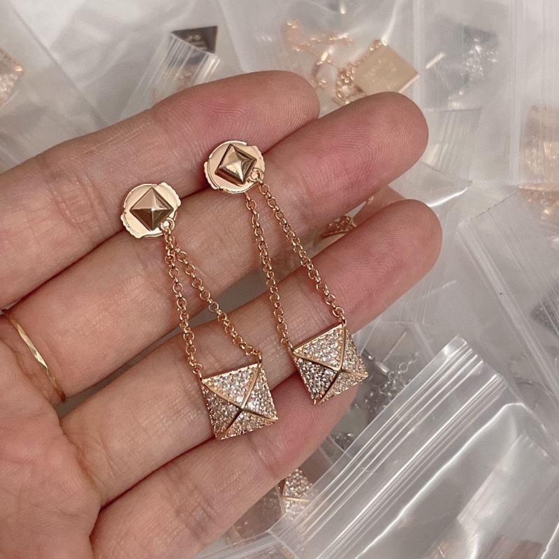 H**me5 earrings